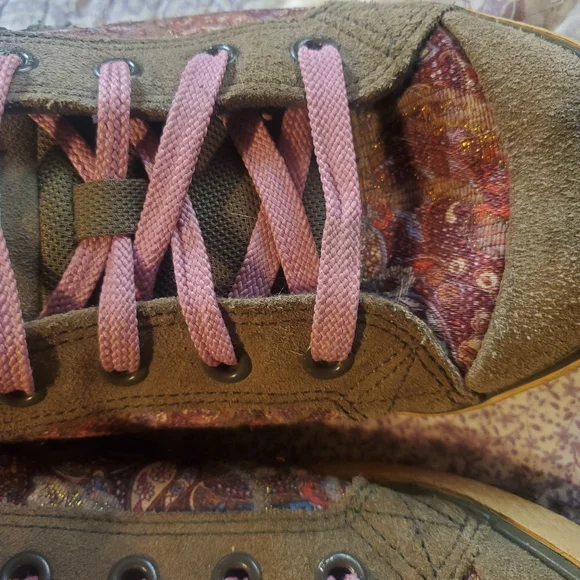 SHOECOUSA  Beige soles.Multi floral print casual/ sport& dressy lace up … - Picture 2 of 3